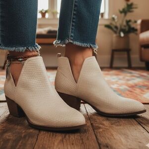 NWOT CL by Laundry 9 Bohemian Western Contemporary Snakeskin Cutout Booties